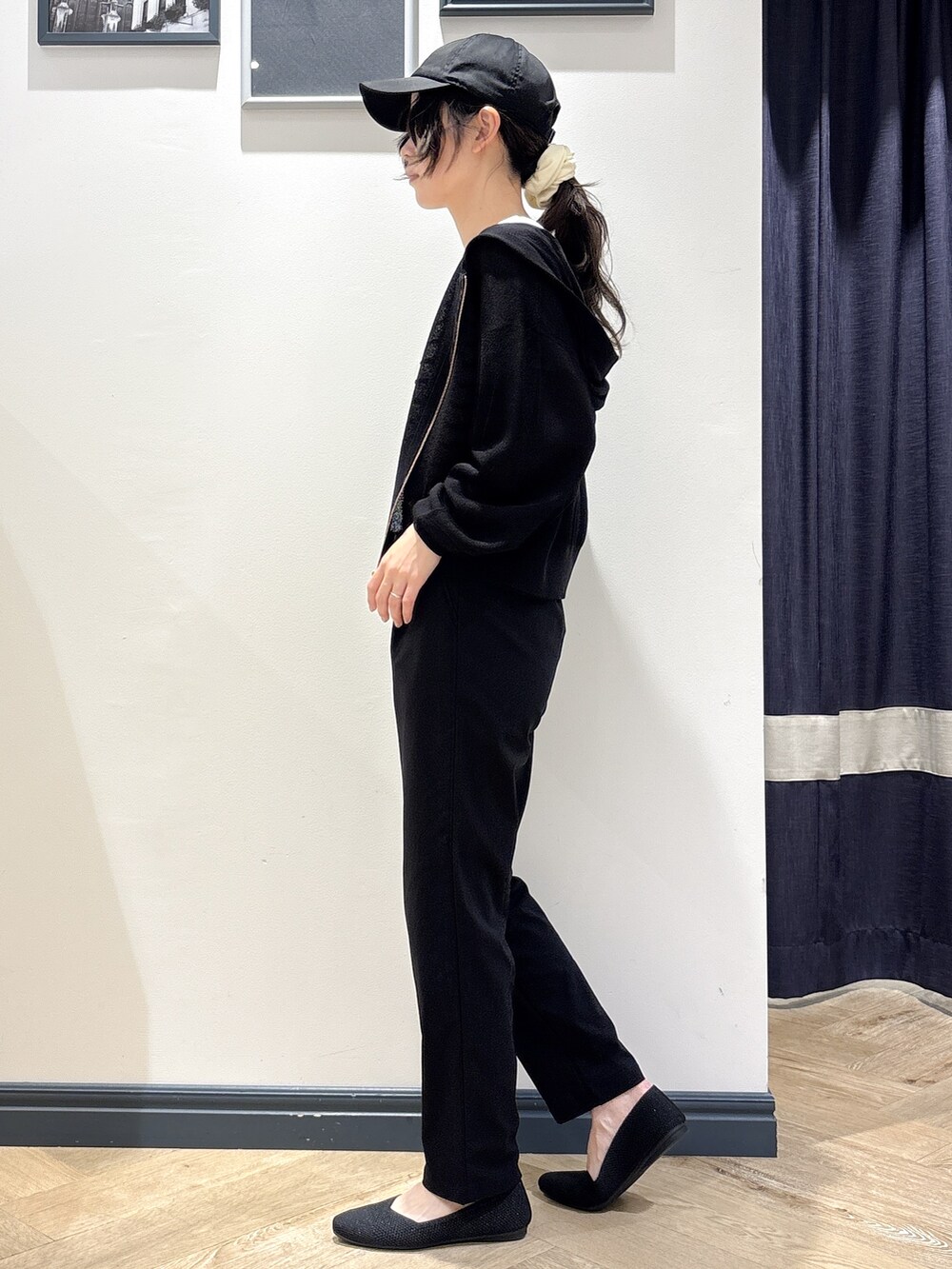 ブラック系のショルダーバッグ、ブラック系のパンプス、ブラック系のその他パンツを着用したレディースの春コーディネートの2枚目の写真