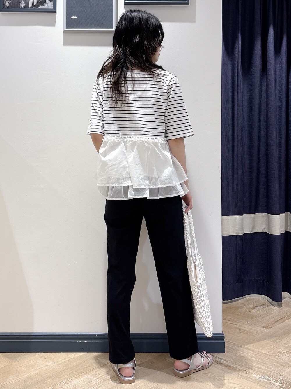 ホワイト系のTシャツ/カットソー、ブラック系のその他パンツ、ホワイト系のトートバッグを着用したレディースの春コーディネートの3枚目の写真