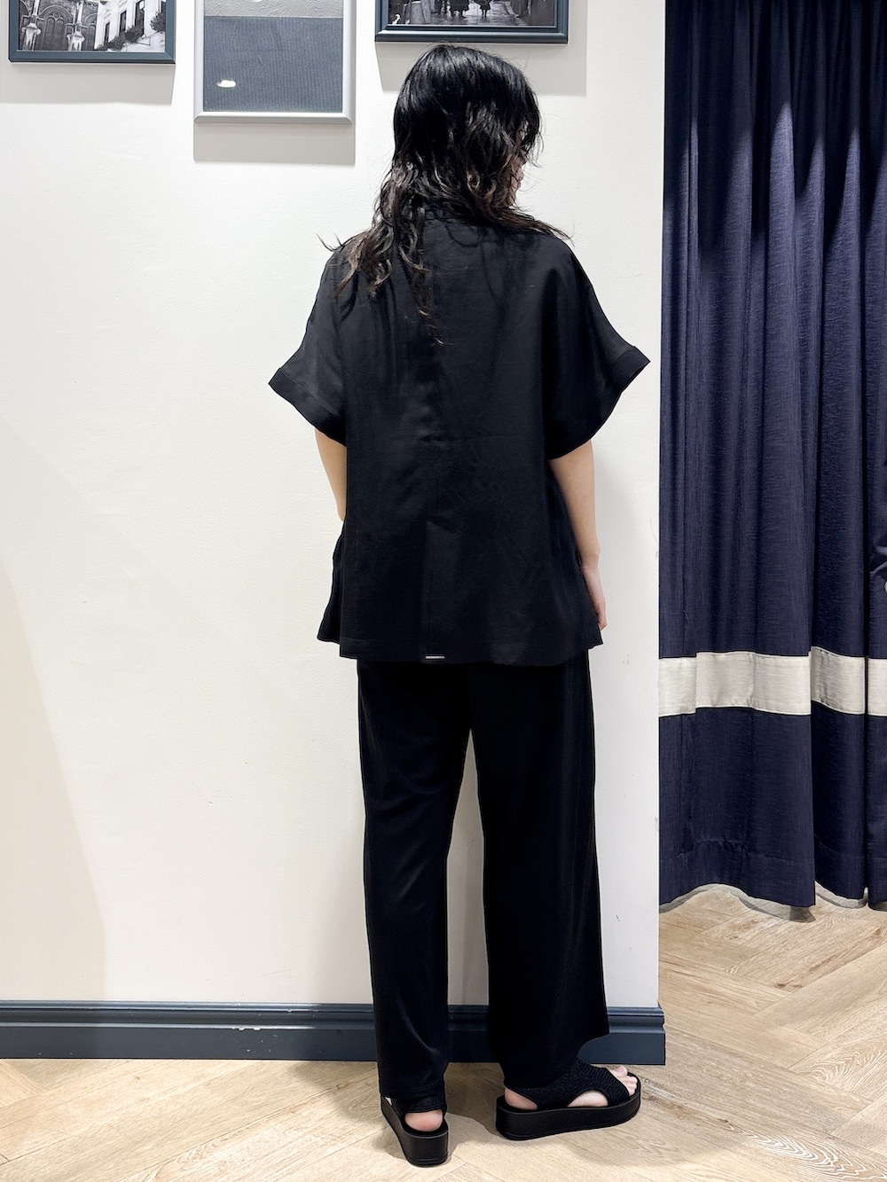 ブラック系のテーラードジャケット、ホワイト系のTシャツ/カットソー、ブラック系のその他パンツを着用したレディースの夏コーディネートの3枚目の写真