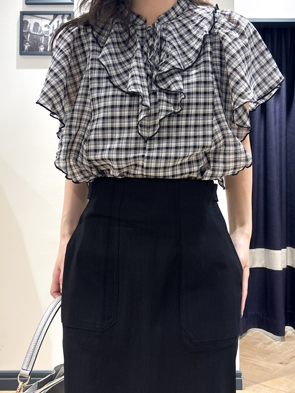 ブラック系のシャツ/ブラウス、ブラック系のスカート、シルバー系のショルダーバッグを着用したレディースの夏コーディネートの4枚目の写真