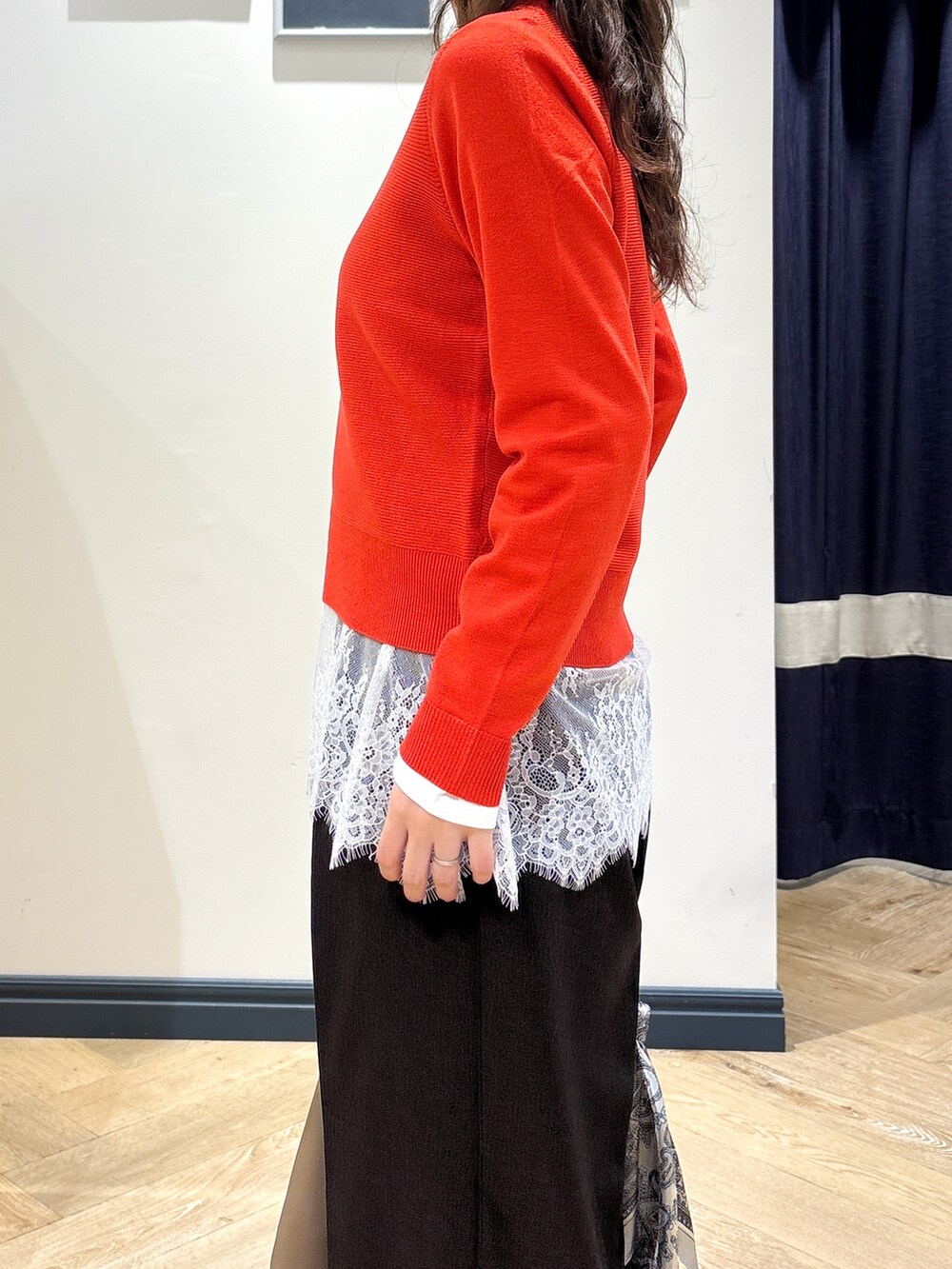 レッド系のニット/セーター、ホワイト系のTシャツ/カットソー、ブラウン系のその他パンツを着用したレディースの秋コーディネートの5枚目の写真