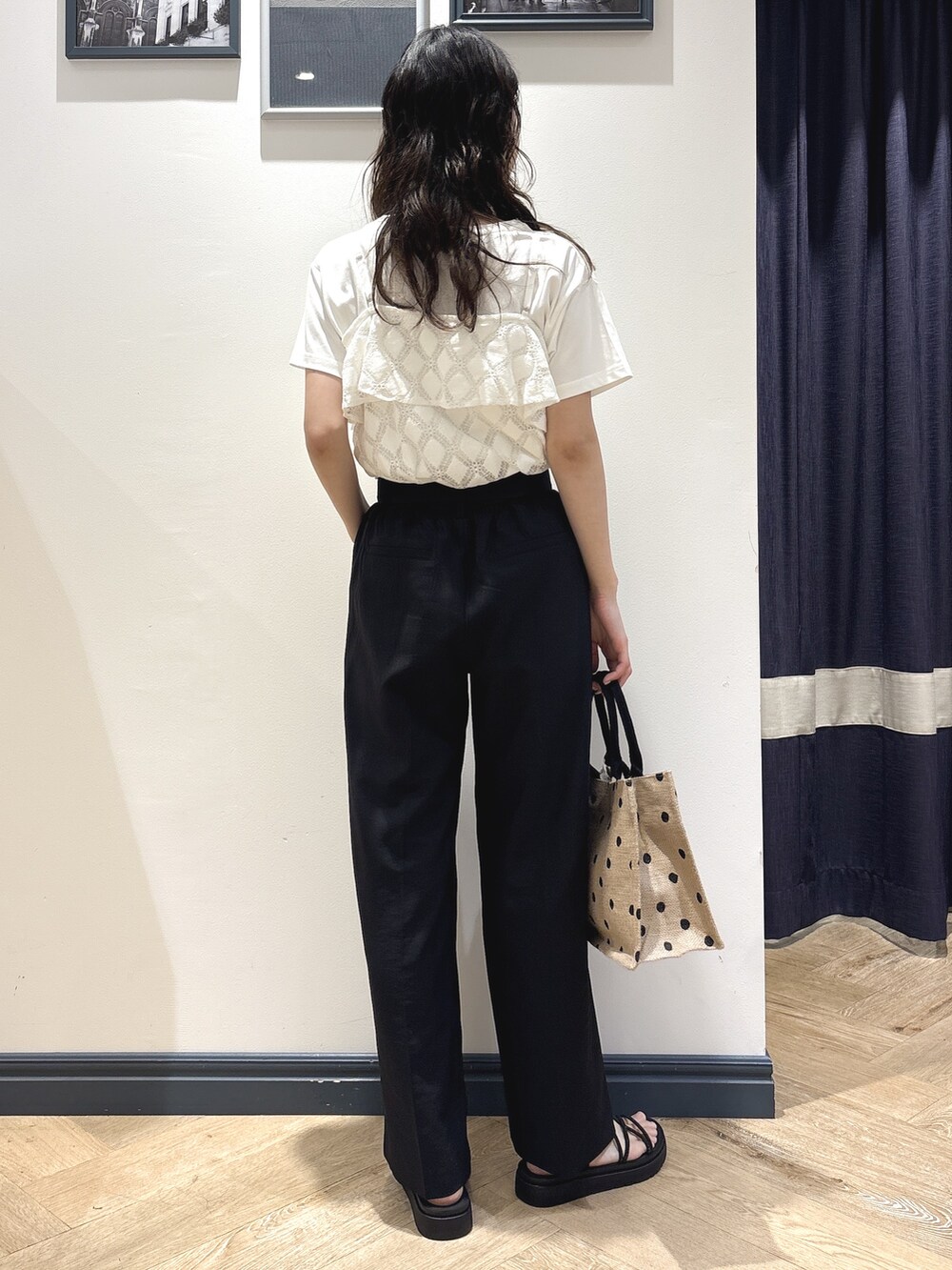 ホワイト系のタンクトップ、ホワイト系のTシャツ/カットソー、ブラック系のその他パンツを着用したレディースの夏コーディネートの3枚目の写真