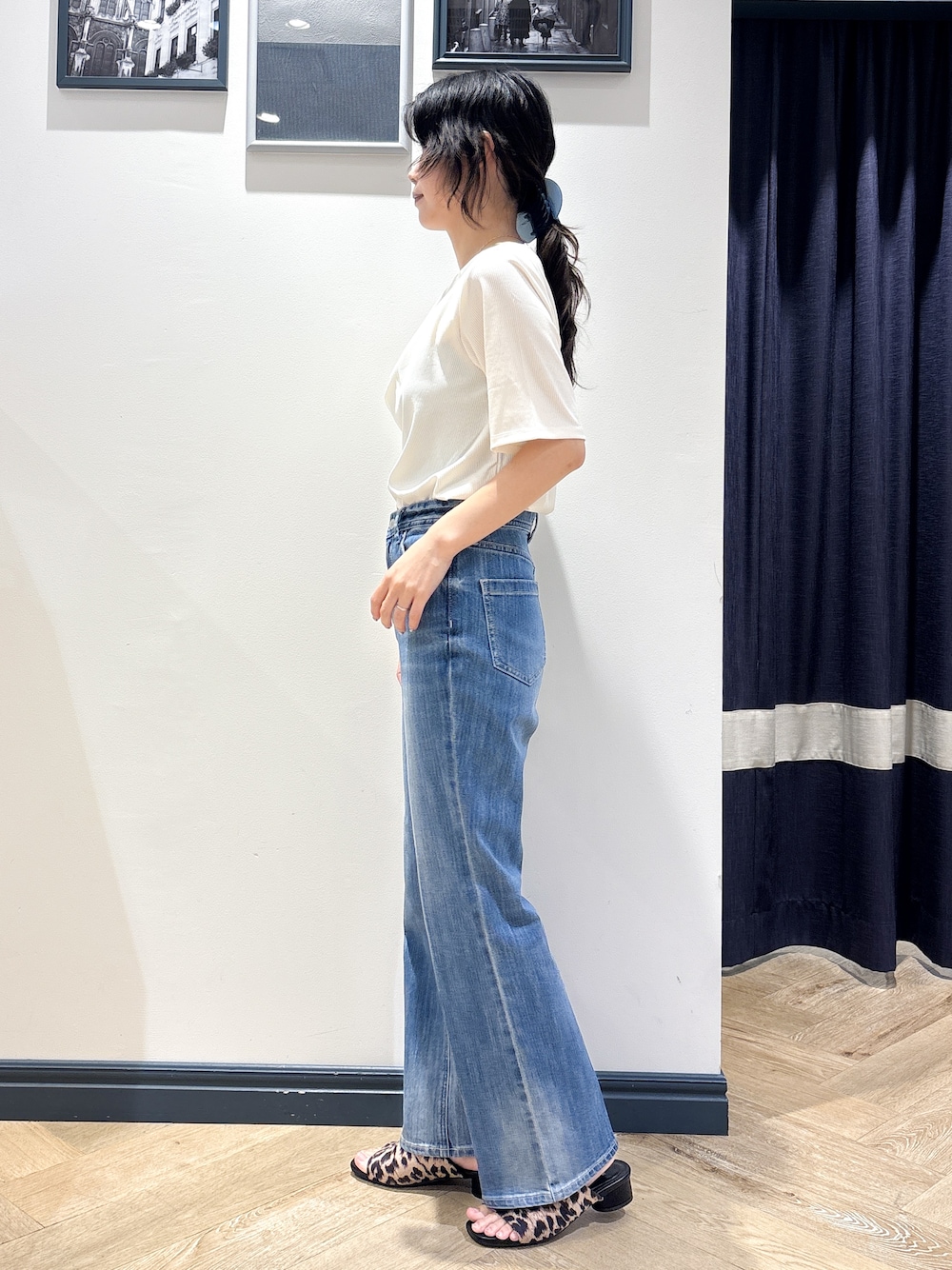 ホワイト系のTシャツ/カットソー、ブルー系のデニムパンツ、ゴールド系のネックレスを着用したレディースの夏コーディネートの2枚目の写真