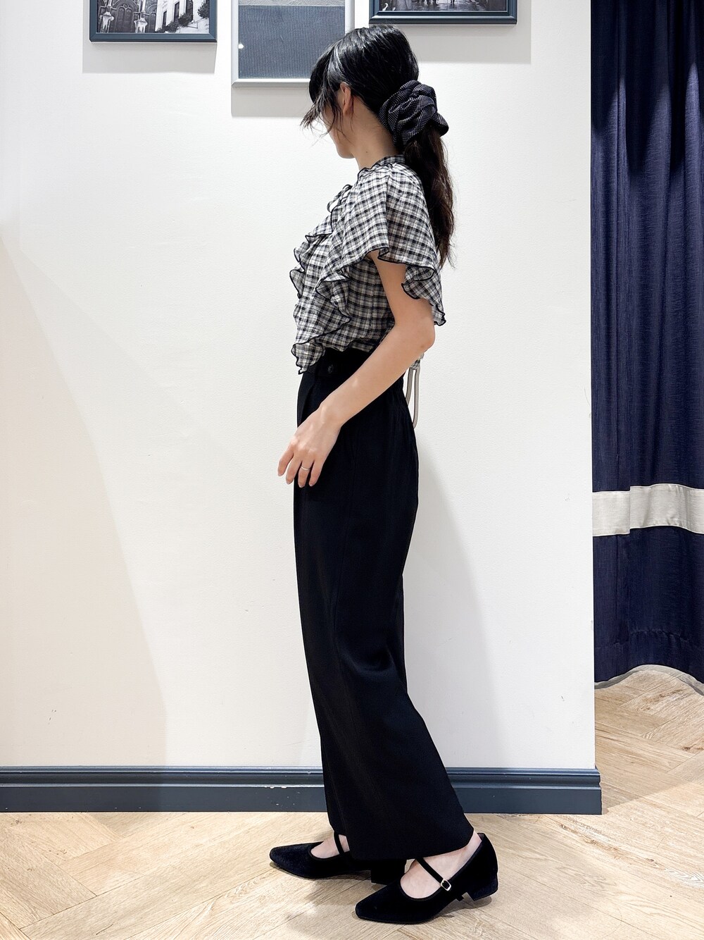 ブラック系のシャツ/ブラウス、ブラック系のその他パンツ、ベージュ系のその他雑貨を着用したレディースの夏コーディネートの2枚目の写真