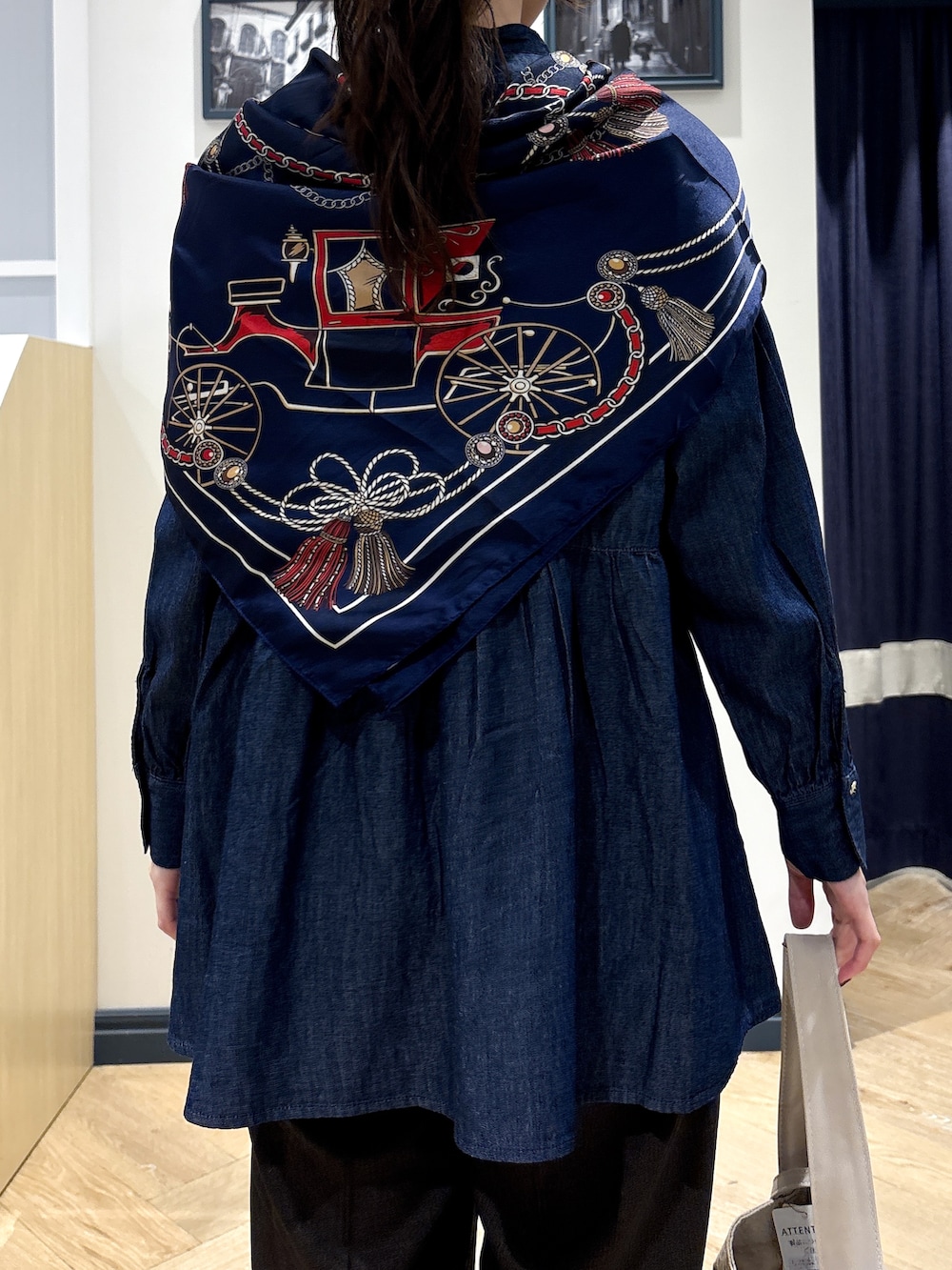 ブルー系のシャツ/ブラウス、ブラウン系のその他パンツ、ベージュ系のショルダーバッグを着用したレディースの秋コーディネートの6枚目の写真