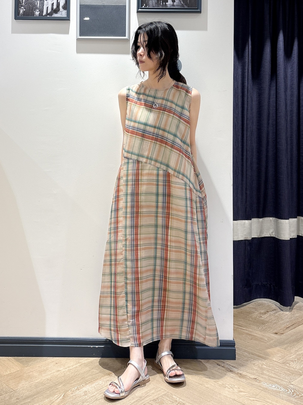 ホワイト系のカーディガン/ボレロ、ベージュ系のワンピース、シルバー系のネックレスを着用したレディースの夏コーディネートの4枚目の写真