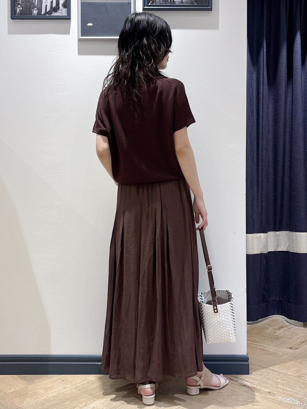 ブラウン系のニット/セーター、ブラウン系のその他パンツ、ブラウン系のショルダーバッグを着用したレディースの春コーディネートの3枚目の写真