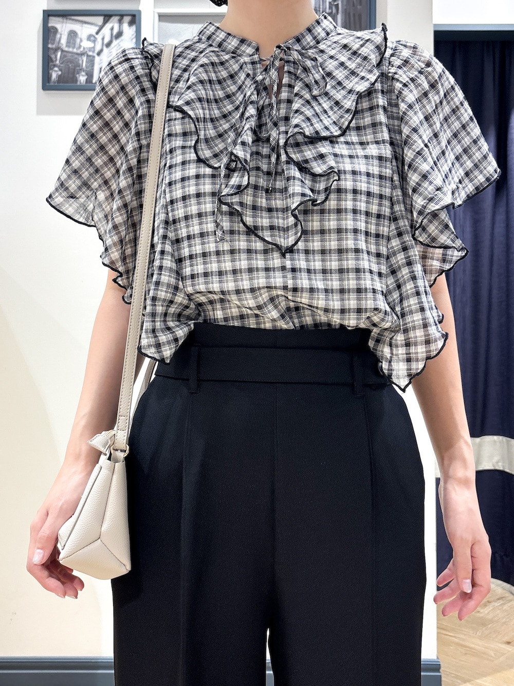 ブラック系のシャツ/ブラウス、ブラック系のその他パンツ、ベージュ系のその他雑貨を着用したレディースの夏コーディネートの4枚目の写真