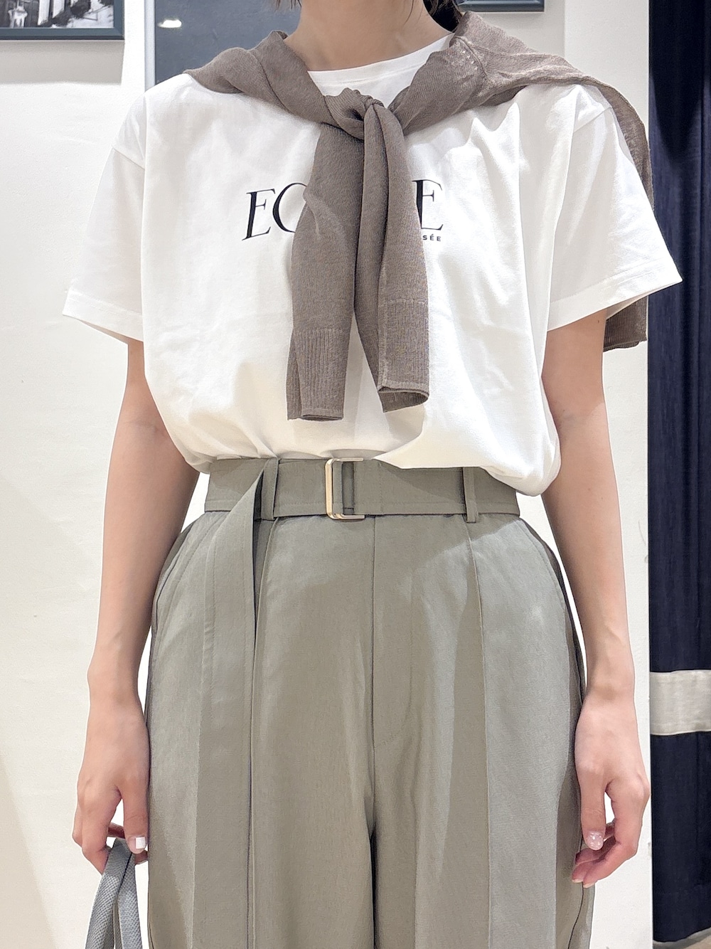 ブラウン系のカーディガン/ボレロ、ホワイト系のTシャツ/カットソー、グリーン系のその他パンツを着用したレディースの夏コーディネートの4枚目の写真