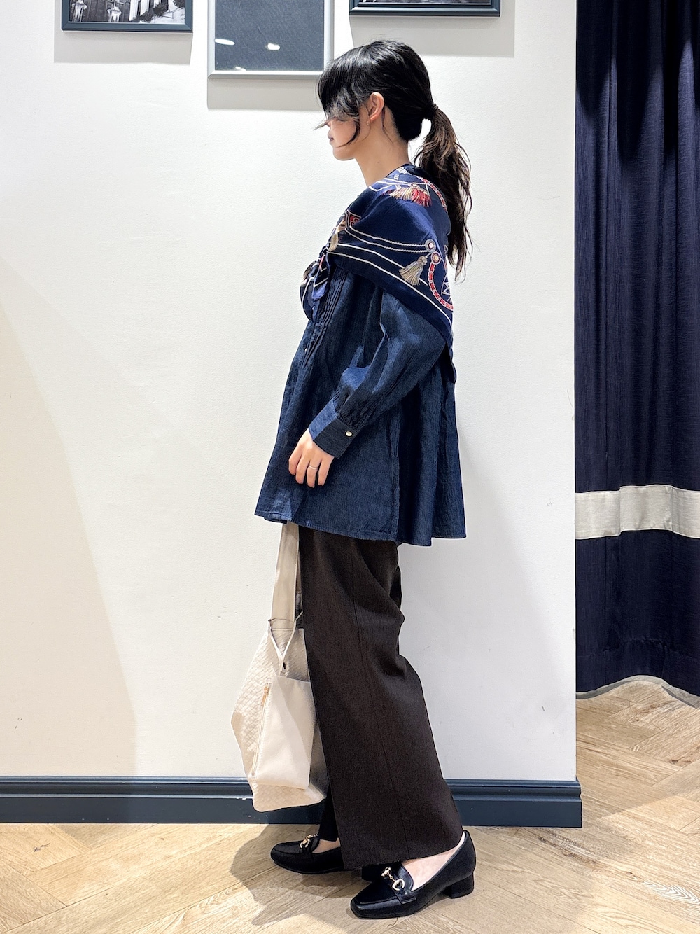 ブルー系のシャツ/ブラウス、ブラウン系のその他パンツ、ベージュ系のショルダーバッグを着用したレディースの秋コーディネートの2枚目の写真