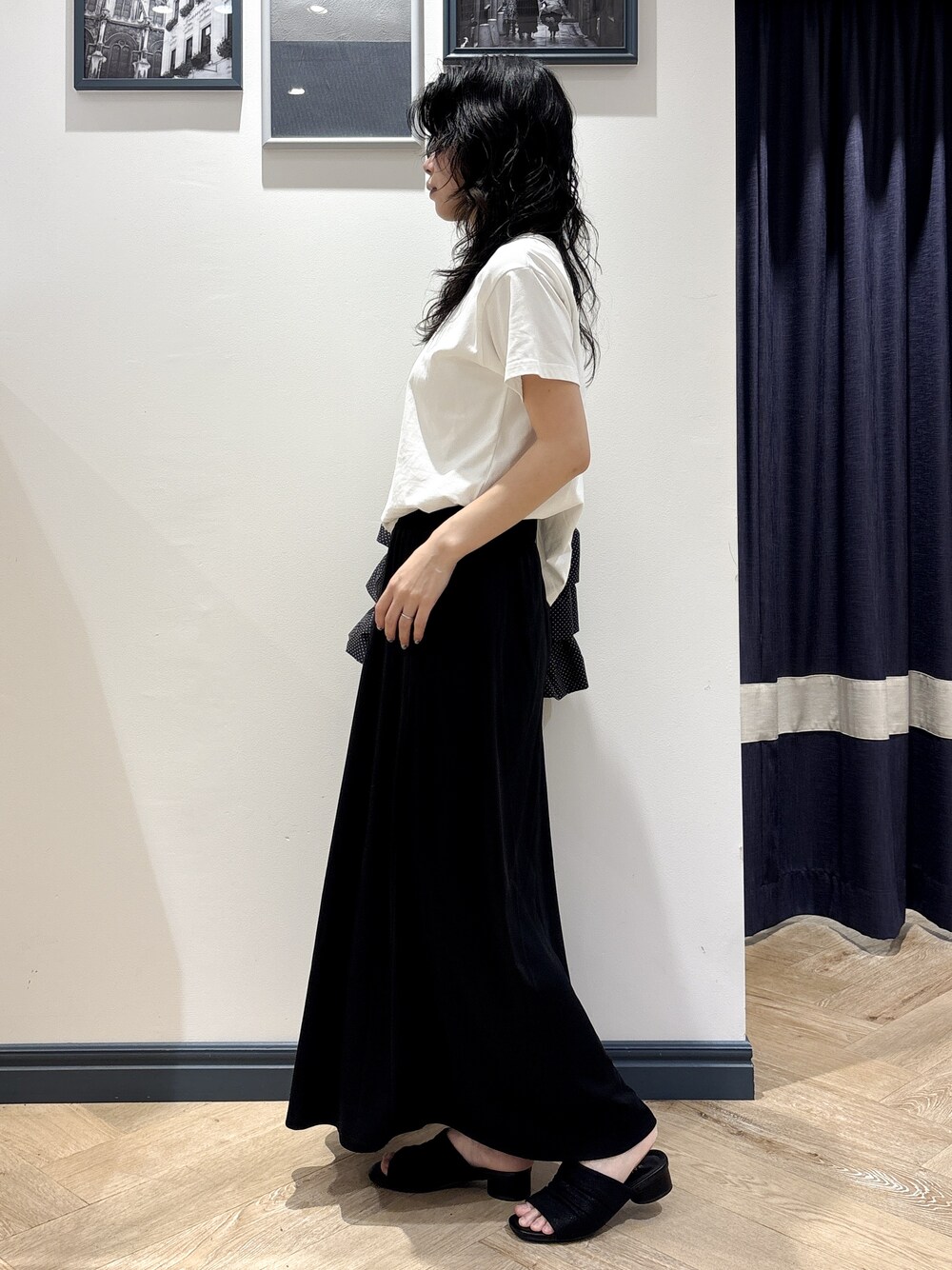 ホワイト系のTシャツ/カットソー、ブラック系のスカート、ブラック系のショルダーバッグを着用したレディースの夏コーディネートの2枚目の写真