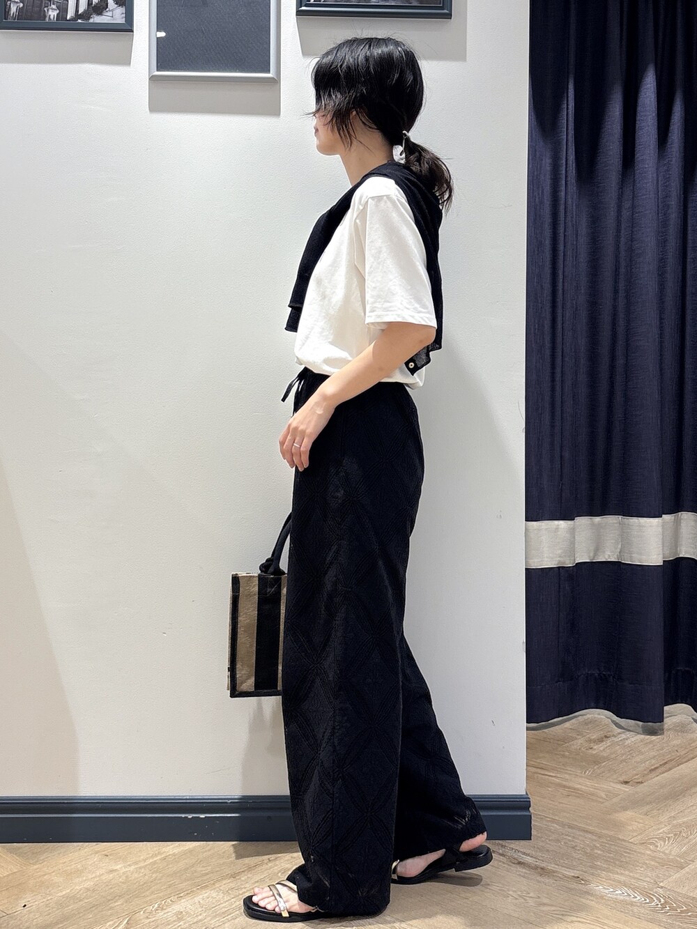 ブラック系のカーディガン/ボレロ、ホワイト系のTシャツ/カットソー、ブラック系のその他パンツを着用したレディースの春コーディネートの2枚目の写真