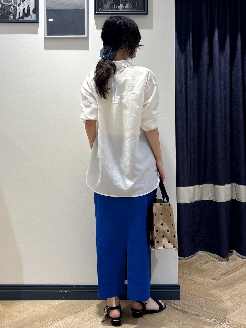 ホワイト系のシャツ/ブラウス、ホワイト系のタンクトップ、ブルー系のスカートを着用したレディースの夏コーディネートの3枚目の写真