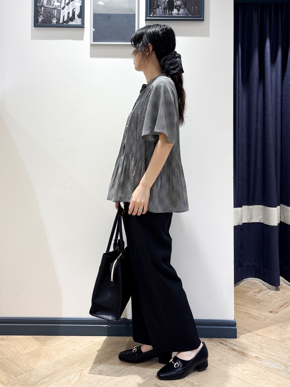 ブラック系のシャツ/ブラウス、ブラック系のその他パンツ、ブラック系のトートバッグを着用したレディースの夏コーディネートの2枚目の写真