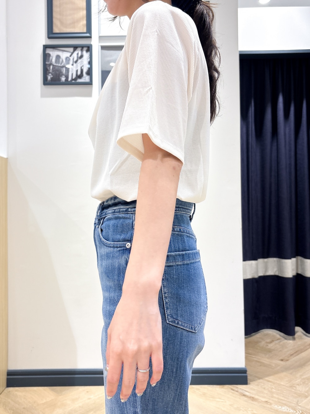 ホワイト系のTシャツ/カットソー、ブルー系のデニムパンツ、ゴールド系のネックレスを着用したレディースの夏コーディネートの5枚目の写真