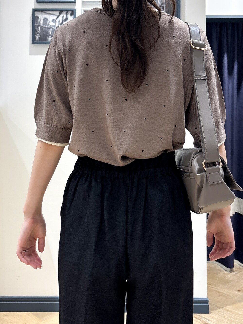 ブラウン系のニット/セーター、ブラック系のその他パンツ、ブラウン系のショルダーバッグを着用したレディースの夏コーディネートの7枚目の写真