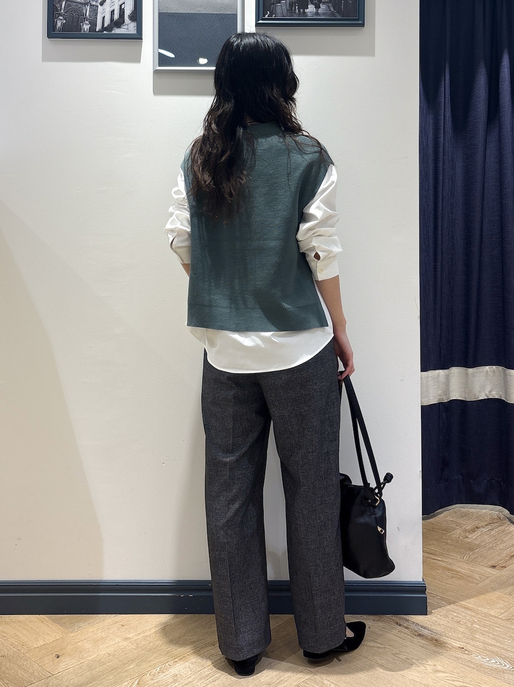 グリーン系のその他トップス、ブラック系のその他パンツ、ブラック系のショルダーバッグを着用したレディースの秋コーディネートの3枚目の写真