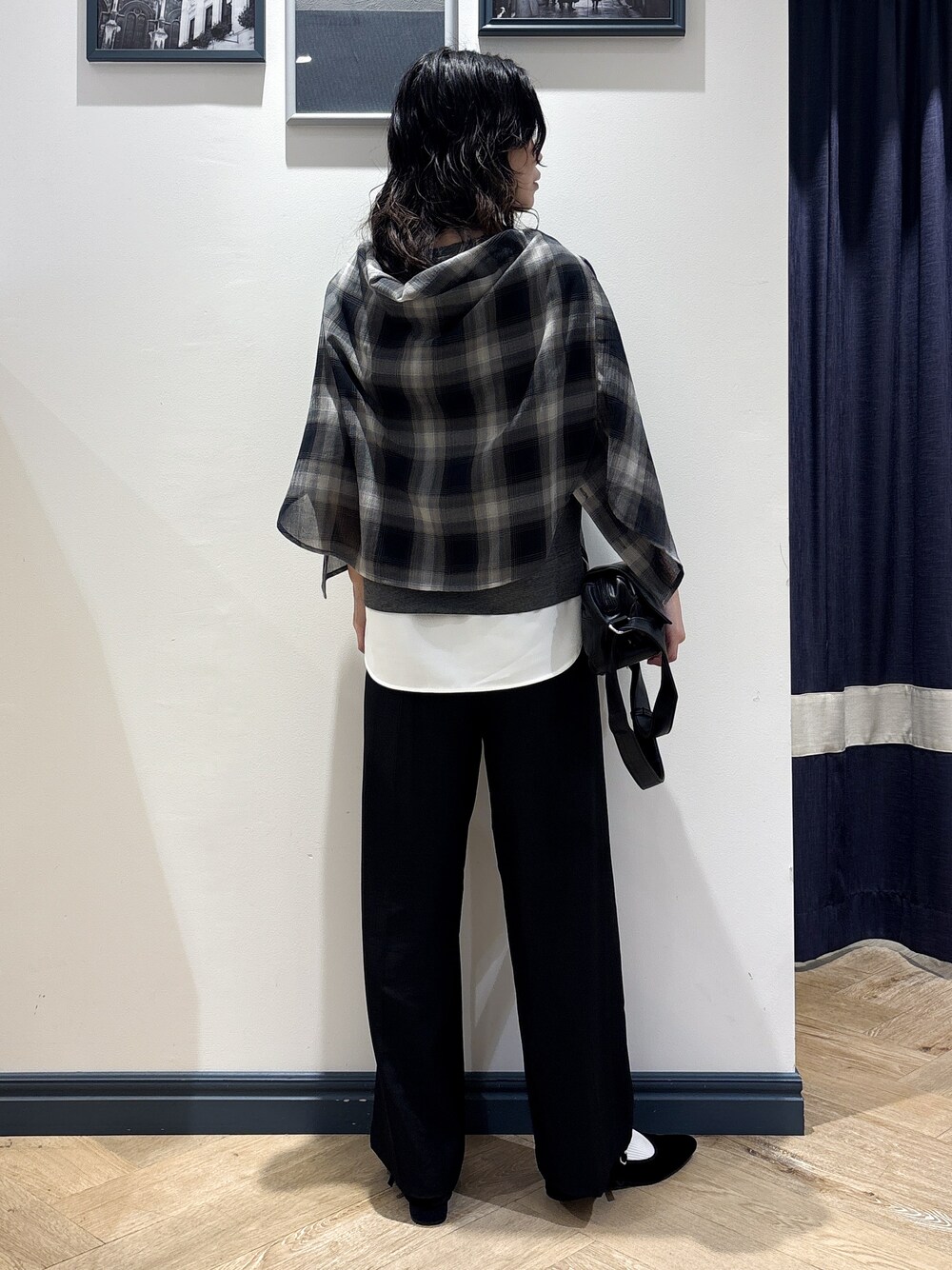 ブラック系のシャツ/ブラウス、ブラック系のその他パンツ、ブラック系のショルダーバッグを着用したレディースの夏コーディネートの3枚目の写真