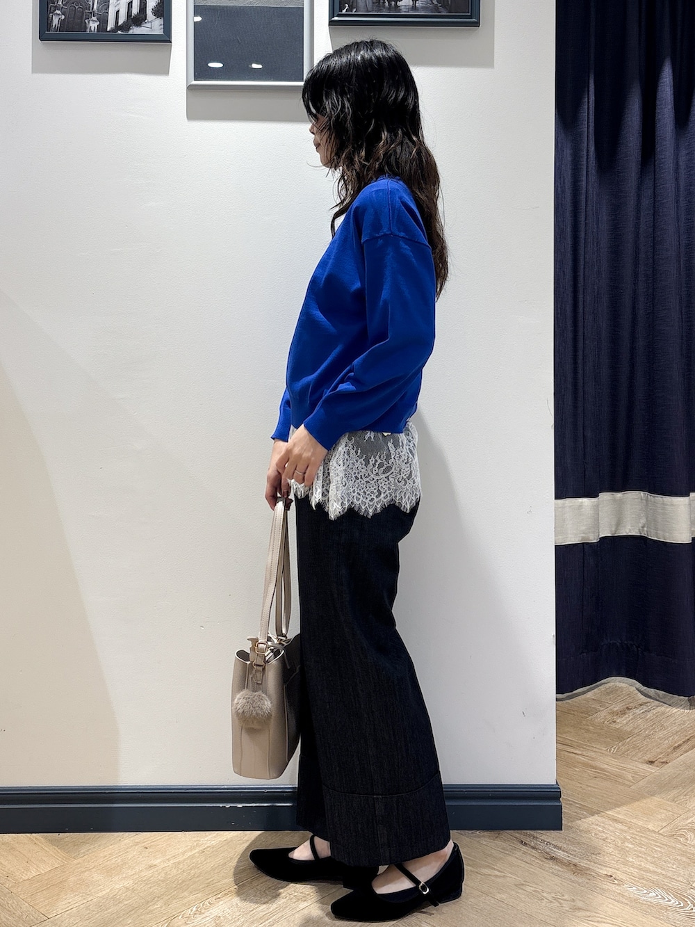 ブルー系のカーディガン/ボレロ、グレー系のTシャツ/カットソー、ブラック系のデニムパンツを着用したレディースの秋コーディネートの2枚目の写真