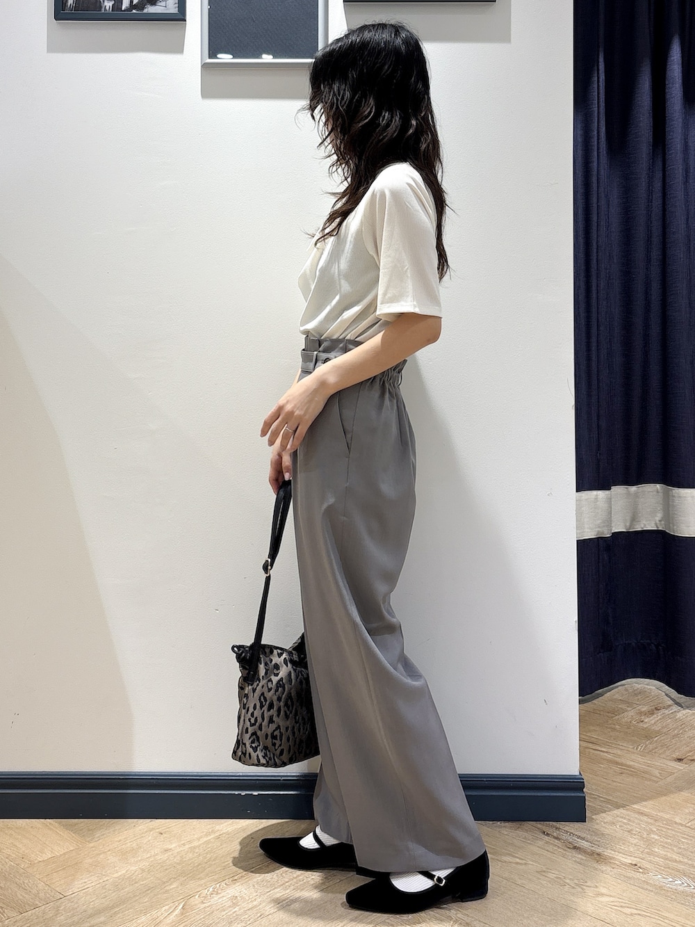 ホワイト系のTシャツ/カットソー、グレー系のその他パンツ、ブラウン系のショルダーバッグを着用したレディースの秋コーディネートの2枚目の写真