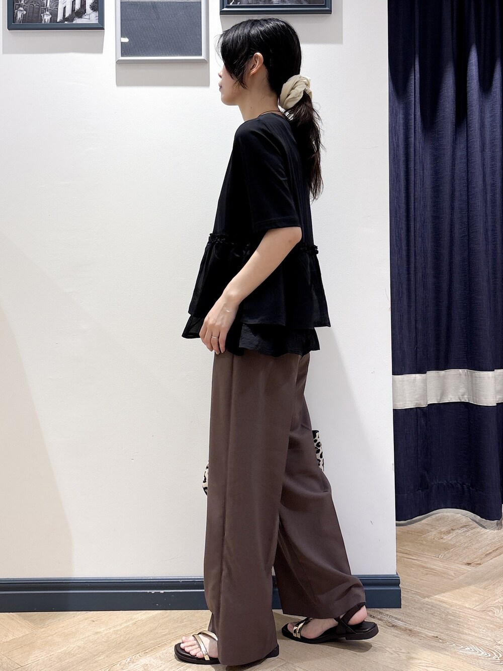 ブラック系のTシャツ/カットソー、ブラウン系のその他パンツ、グリーン系のトートバッグを着用したレディースの夏コーディネートの2枚目の写真