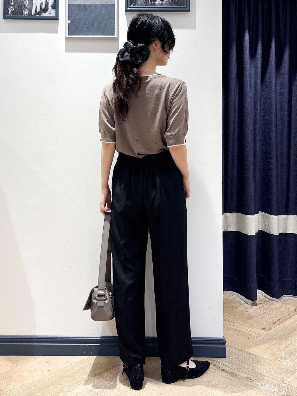ブラウン系のニット/セーター、ブラック系のその他パンツ、ブラウン系のショルダーバッグを着用したレディースの夏コーディネートの3枚目の写真
