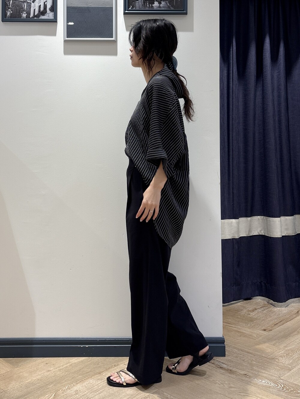 ブラック系のシャツ/ブラウス、ブラック系のその他パンツ、シルバー系のネックレスを着用したレディースの夏コーディネートの2枚目の写真