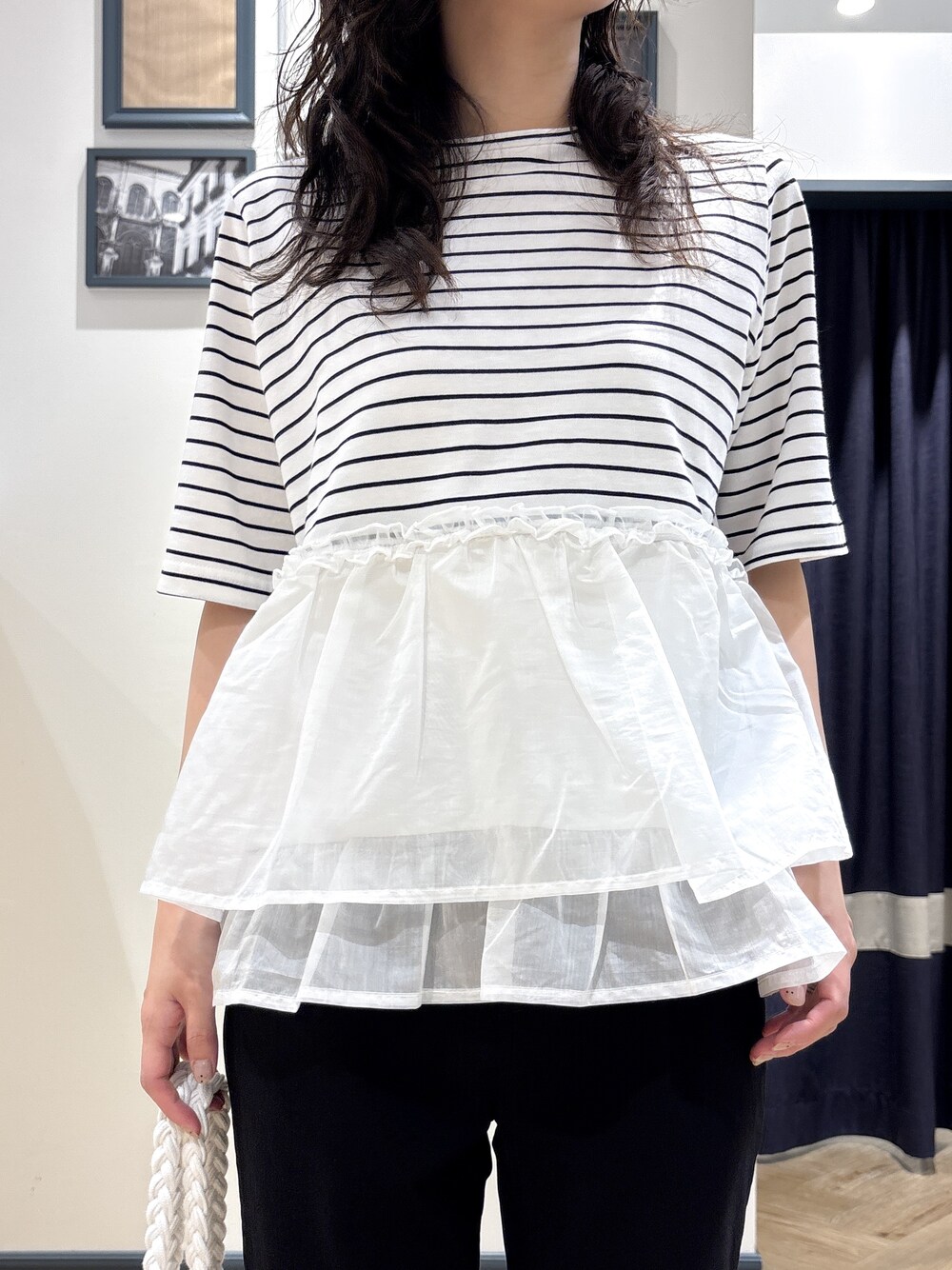 ホワイト系のTシャツ/カットソー、ブラック系のその他パンツ、ホワイト系のトートバッグを着用したレディースの春コーディネートの4枚目の写真