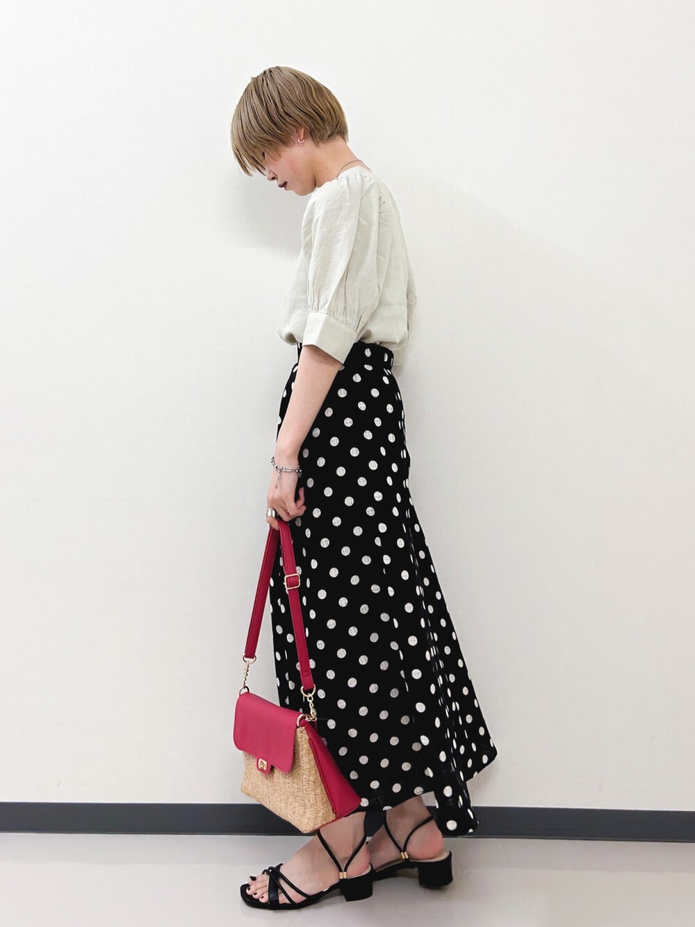 ベージュ系のシャツ/ブラウス、ベージュ系のスカート、ブラック系のサンダルを着用したレディースの春コーディネートの2枚目の写真