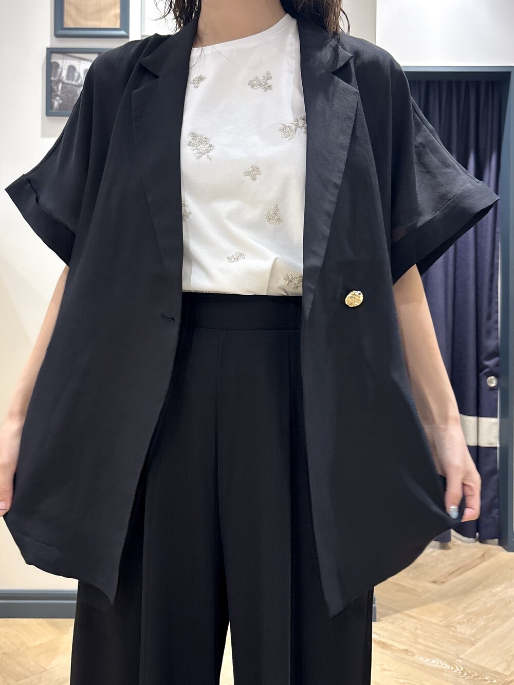 ブラック系のテーラードジャケット、ホワイト系のTシャツ/カットソー、ブラック系のその他パンツを着用したレディースの夏コーディネートの4枚目の写真