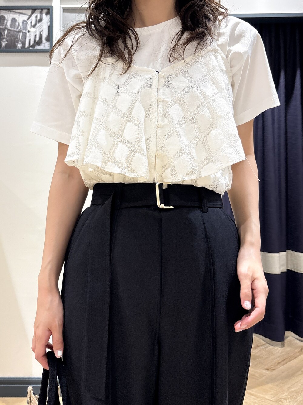 ホワイト系のタンクトップ、ホワイト系のTシャツ/カットソー、ブラック系のその他パンツを着用したレディースの夏コーディネートの4枚目の写真