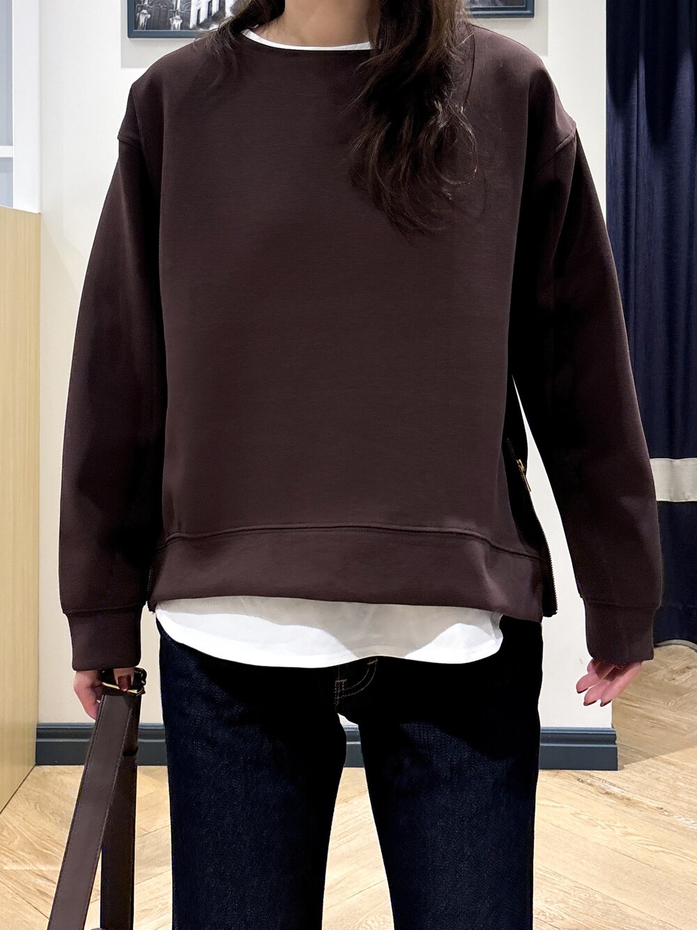 ブラウン系のTシャツ/カットソー、ホワイト系のTシャツ/カットソー、ブルー系のデニムパンツを着用したレディースの秋コーディネートの4枚目の写真