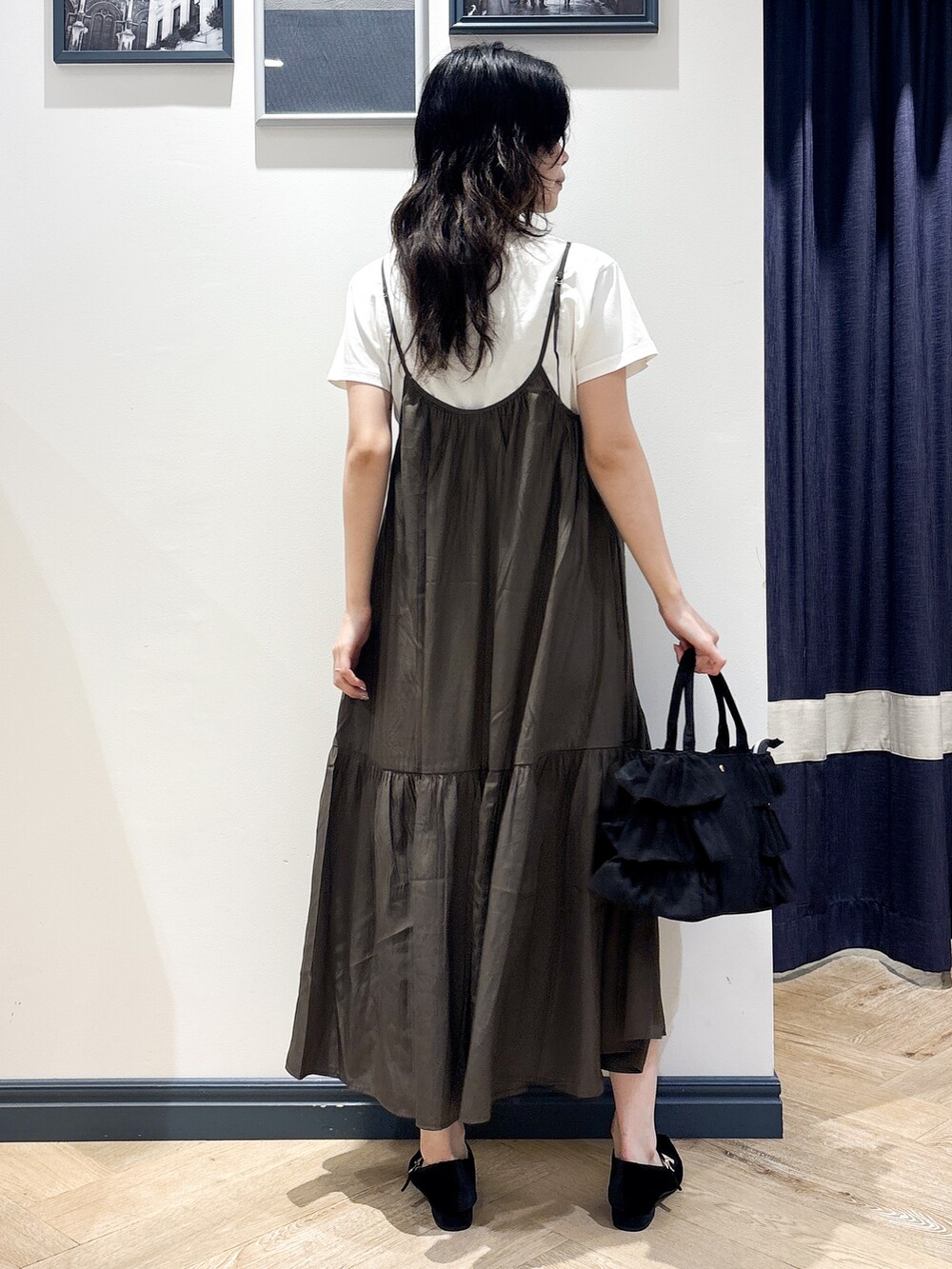 ホワイト系のTシャツ/カットソー、グリーン系のワンピース、ブラック系のトートバッグを着用したレディースの夏コーディネートの3枚目の写真