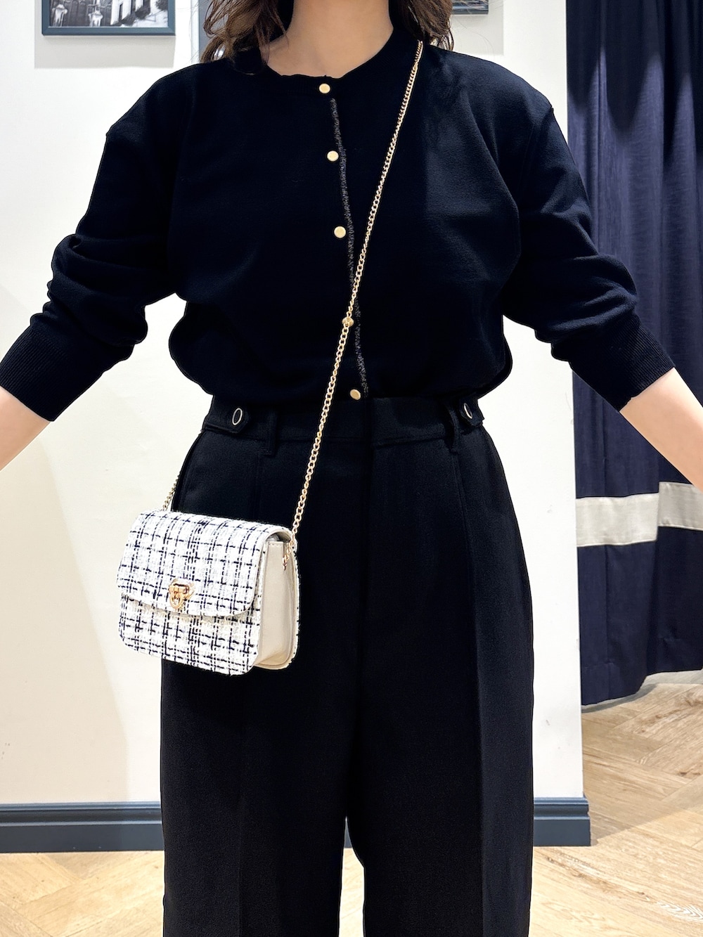 ブラック系のカーディガン/ボレロ、ブラック系のその他パンツ、ベージュ系のショルダーバッグを着用したレディースの秋コーディネートの4枚目の写真