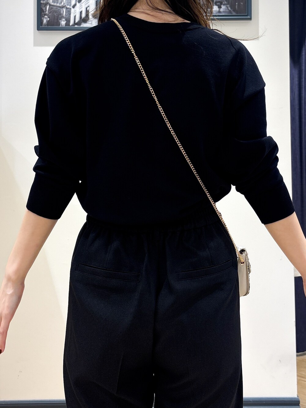 ブラック系のカーディガン/ボレロ、ブラック系のその他パンツ、ベージュ系のショルダーバッグを着用したレディースの秋コーディネートの6枚目の写真