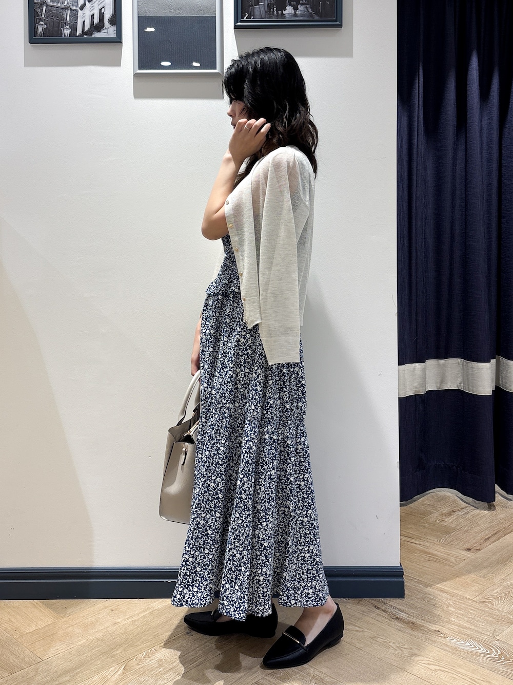ホワイト系のカーディガン/ボレロ、グリーン系のワンピース、グレー系のトートバッグを着用したレディースの夏コーディネートの2枚目の写真