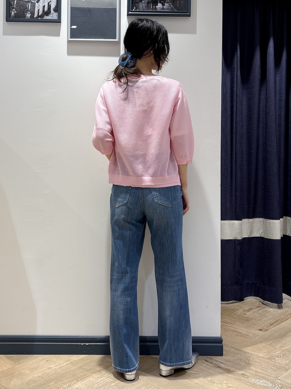 ピンク系のカーディガン/ボレロ、ホワイト系のTシャツ/カットソー、ブルー系のデニムパンツを着用したレディースの夏コーディネートの3枚目の写真