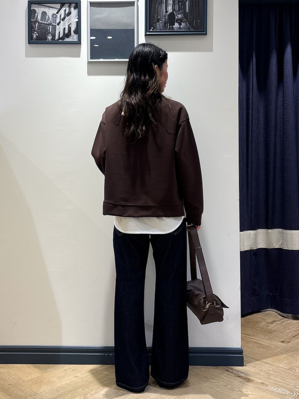 ブラウン系のTシャツ/カットソー、ホワイト系のTシャツ/カットソー、ブルー系のデニムパンツを着用したレディースの秋コーディネートの3枚目の写真