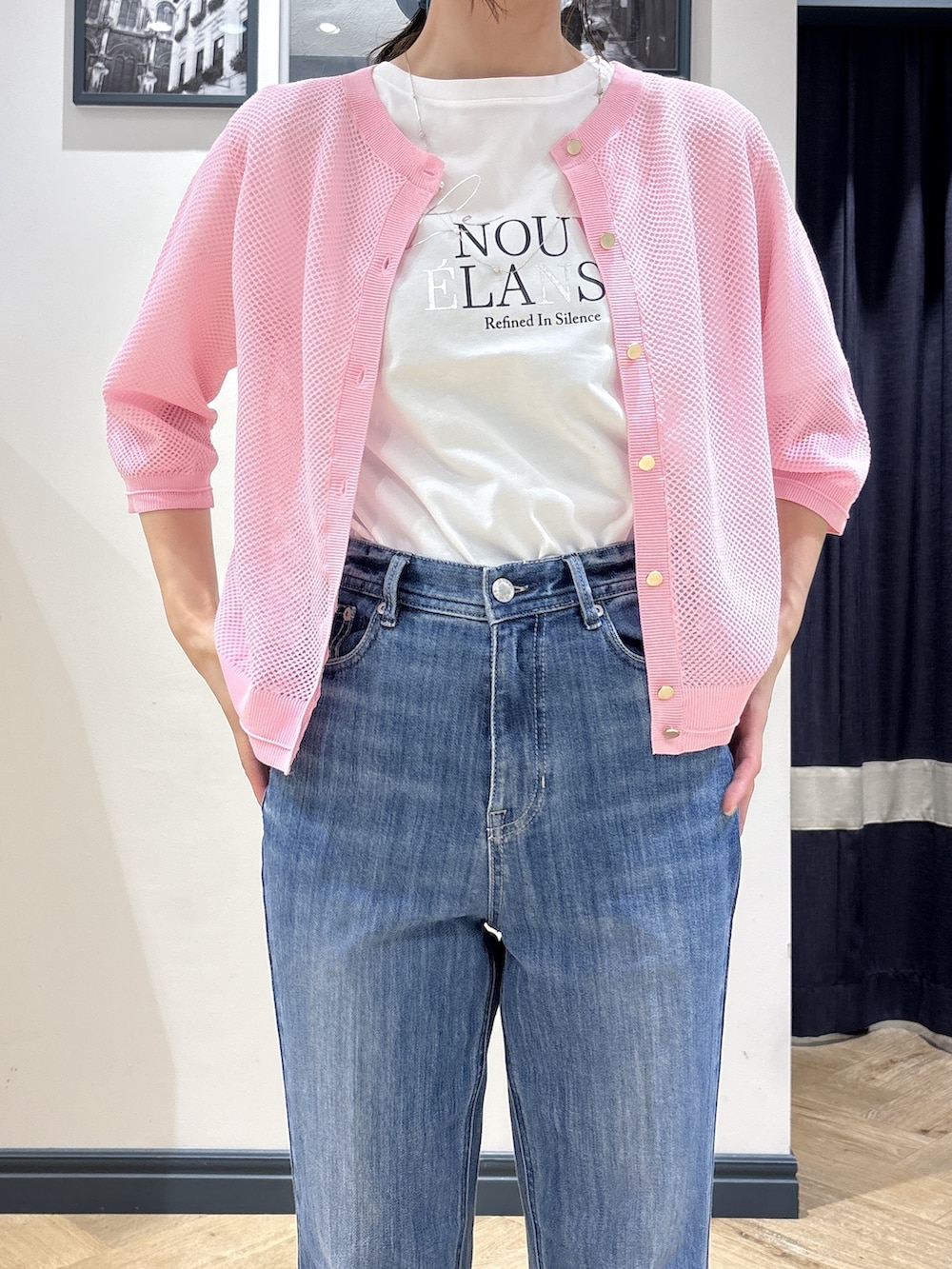 ピンク系のカーディガン/ボレロ、ホワイト系のTシャツ/カットソー、ブルー系のデニムパンツを着用したレディースの夏コーディネートの4枚目の写真