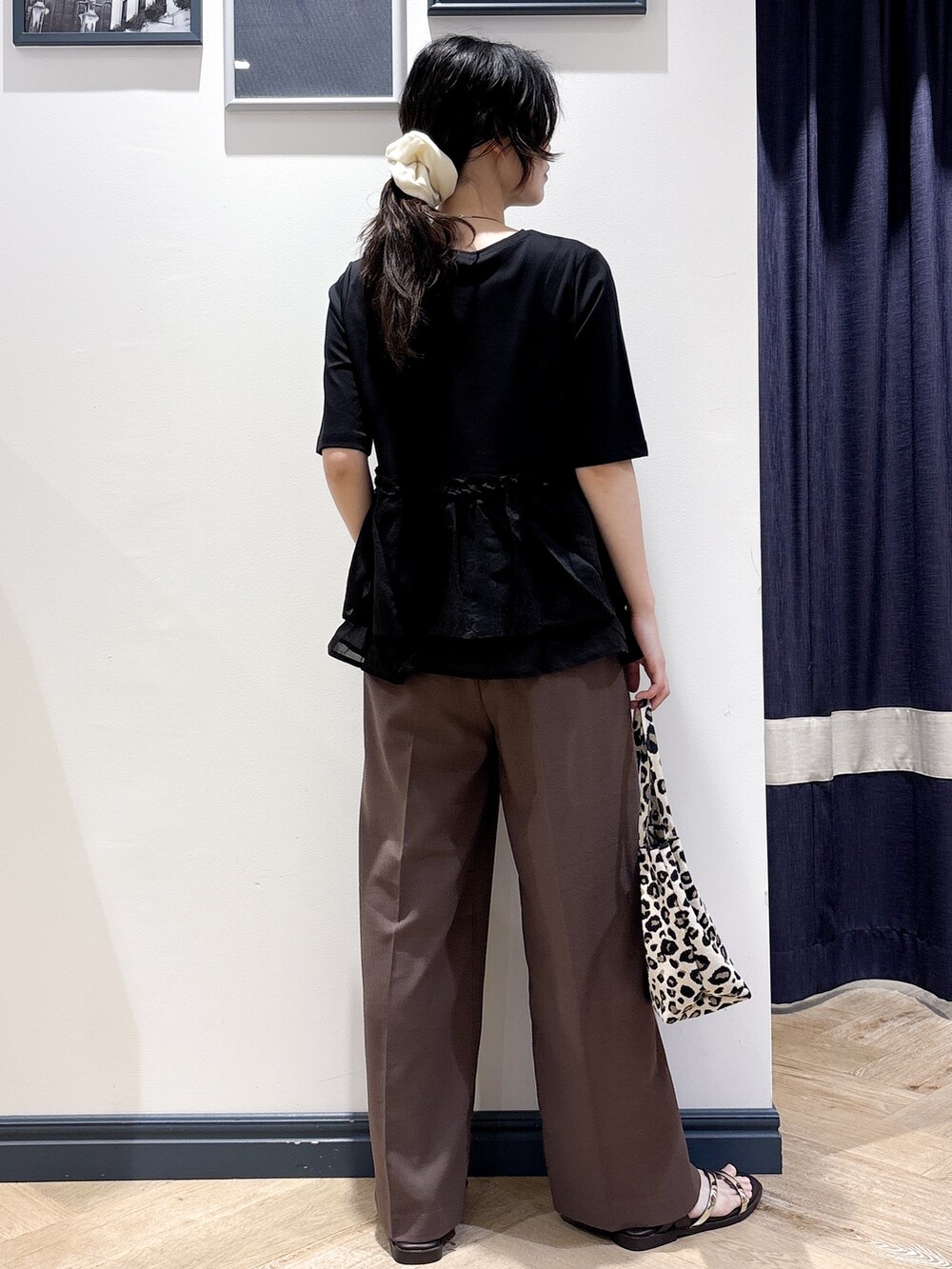 ブラック系のTシャツ/カットソー、ブラウン系のその他パンツ、グリーン系のトートバッグを着用したレディースの夏コーディネートの3枚目の写真