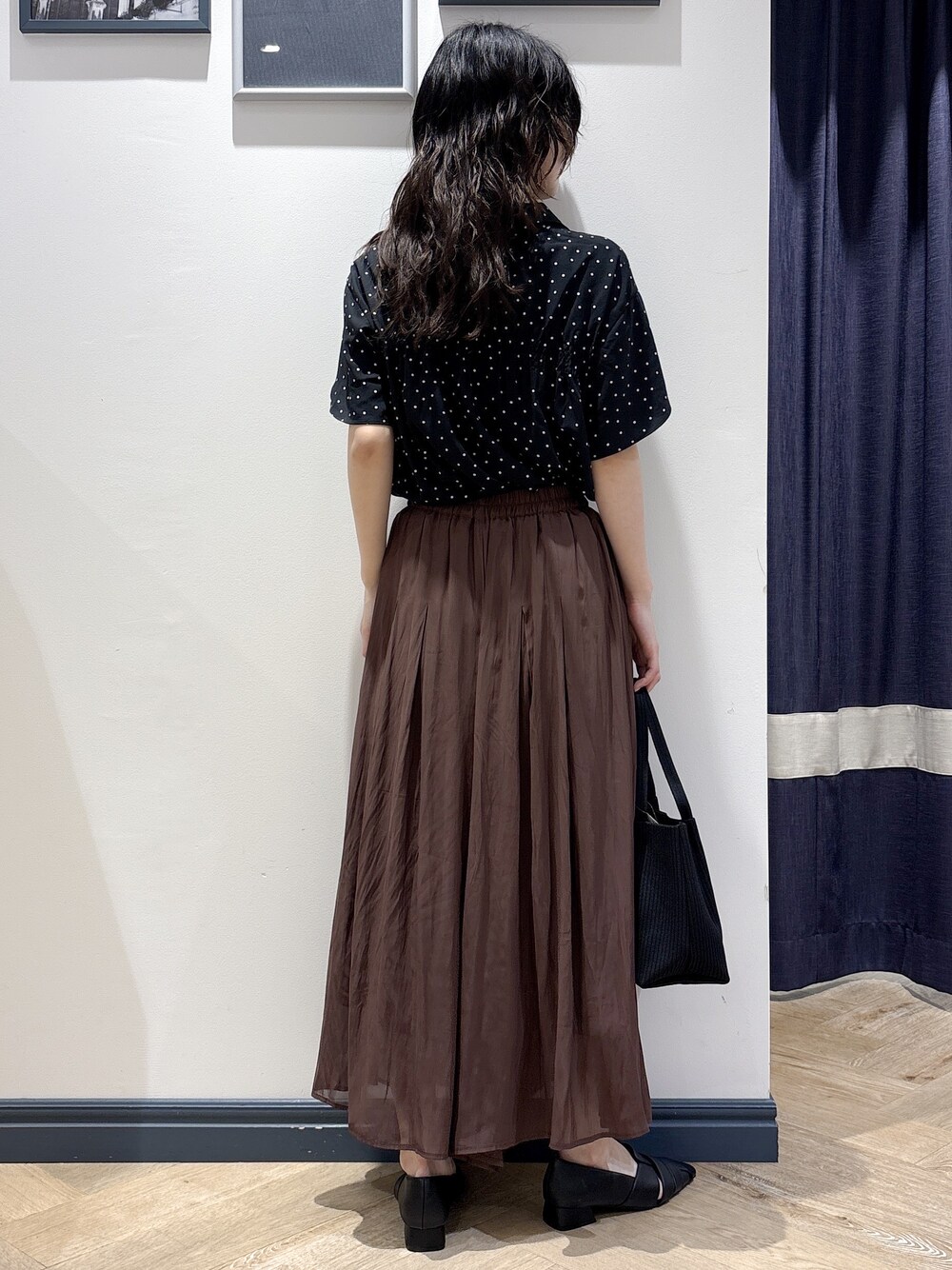 ブラウン系のその他パンツ、ブラック系のトートバッグを着用したレディースの夏コーディネートの3枚目の写真