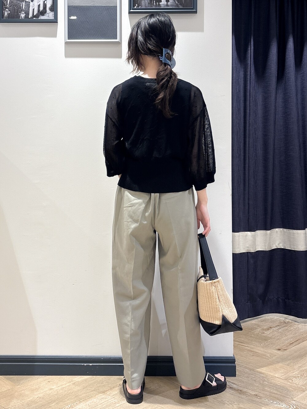 ブラック系のタンクトップ、グリーン系のその他パンツ、ブラック系のショルダーバッグを着用したレディースの夏コーディネートの3枚目の写真