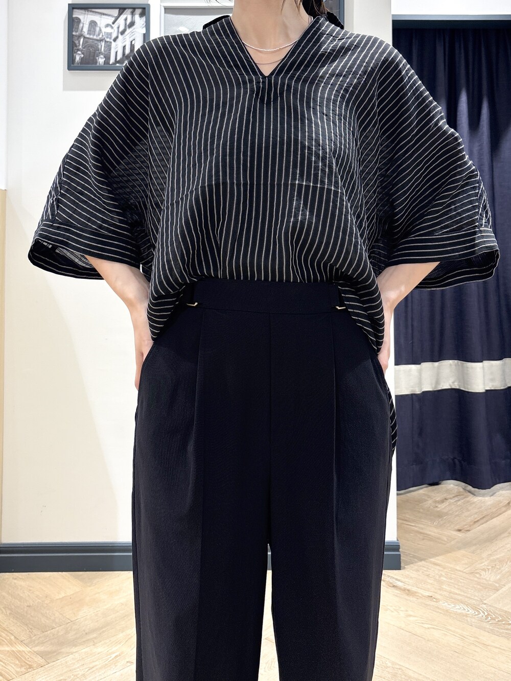 ブラック系のシャツ/ブラウス、ブラック系のその他パンツ、シルバー系のネックレスを着用したレディースの夏コーディネートの4枚目の写真