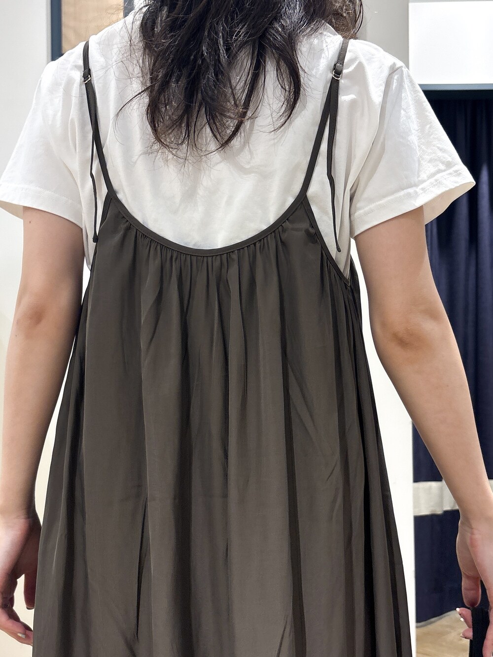 ホワイト系のTシャツ/カットソー、グリーン系のワンピース、ブラック系のトートバッグを着用したレディースの夏コーディネートの5枚目の写真