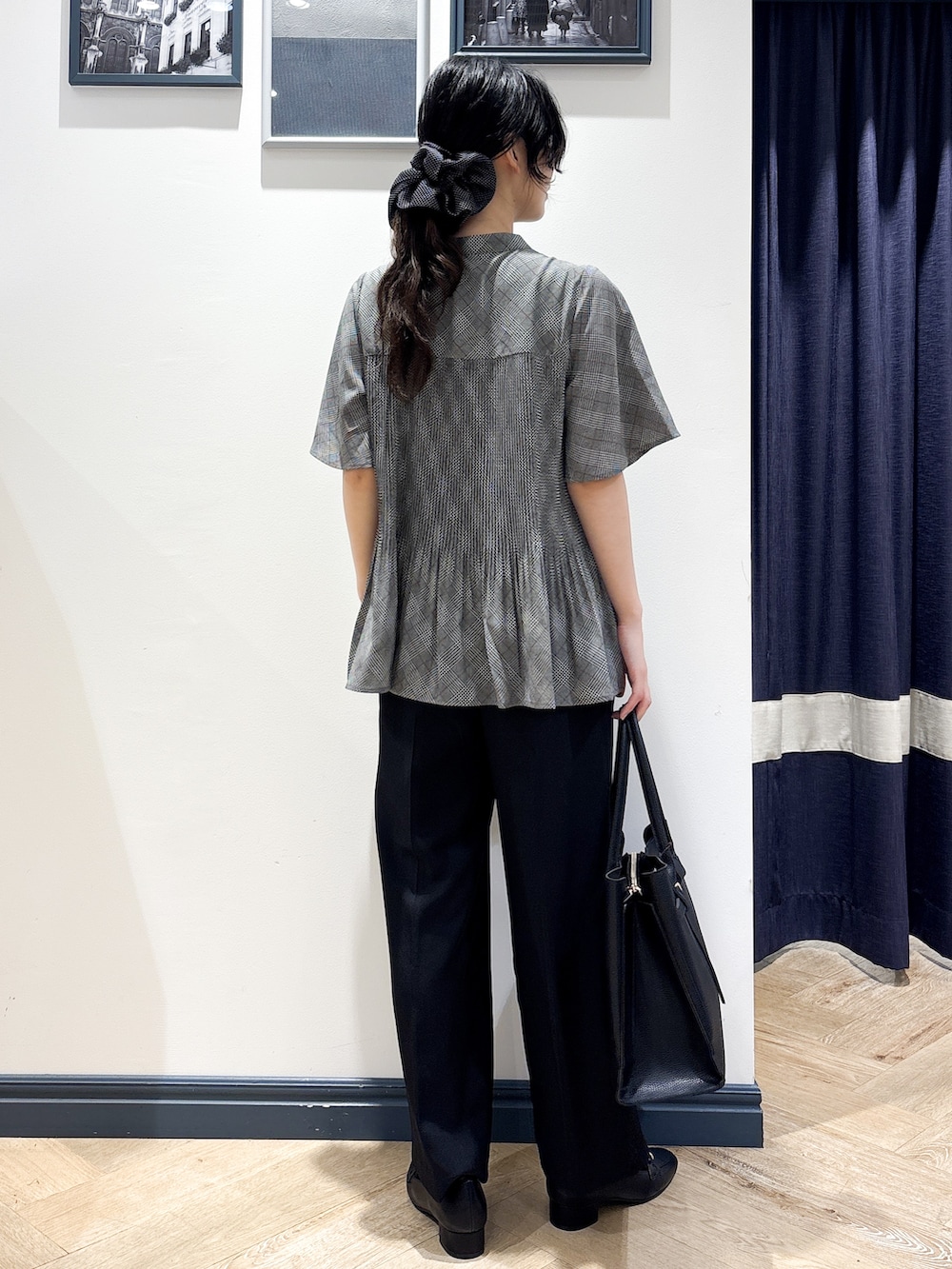 ブラック系のシャツ/ブラウス、ブラック系のその他パンツ、ブラック系のトートバッグを着用したレディースの夏コーディネートの3枚目の写真