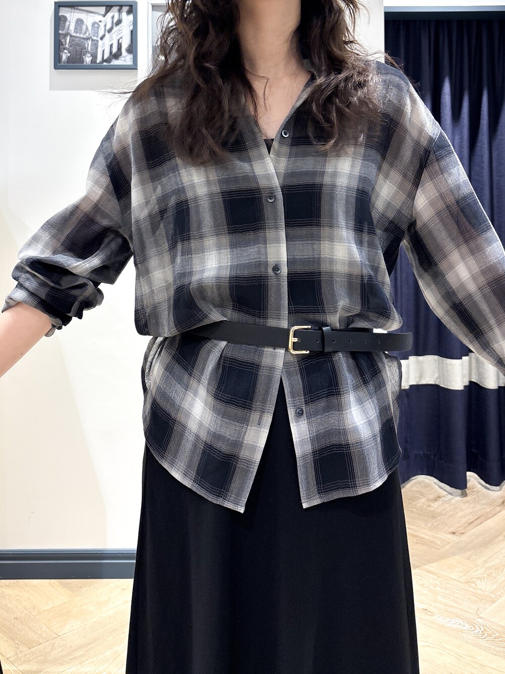 ブラック系のシャツ/ブラウス、ブラック系のスカート、ブラック系のショルダーバッグを着用したレディースの夏コーディネートの4枚目の写真
