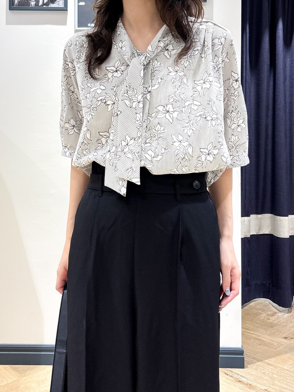 ホワイト系のシャツ/ブラウス、ブラック系のその他パンツ、ブラック系のショルダーバッグを着用したレディースの夏コーディネートの4枚目の写真