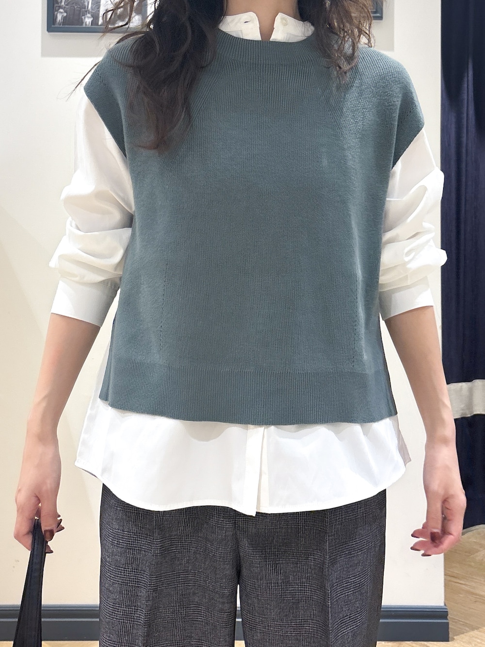 グリーン系のその他トップス、ブラック系のその他パンツ、ブラック系のショルダーバッグを着用したレディースの秋コーディネートの4枚目の写真