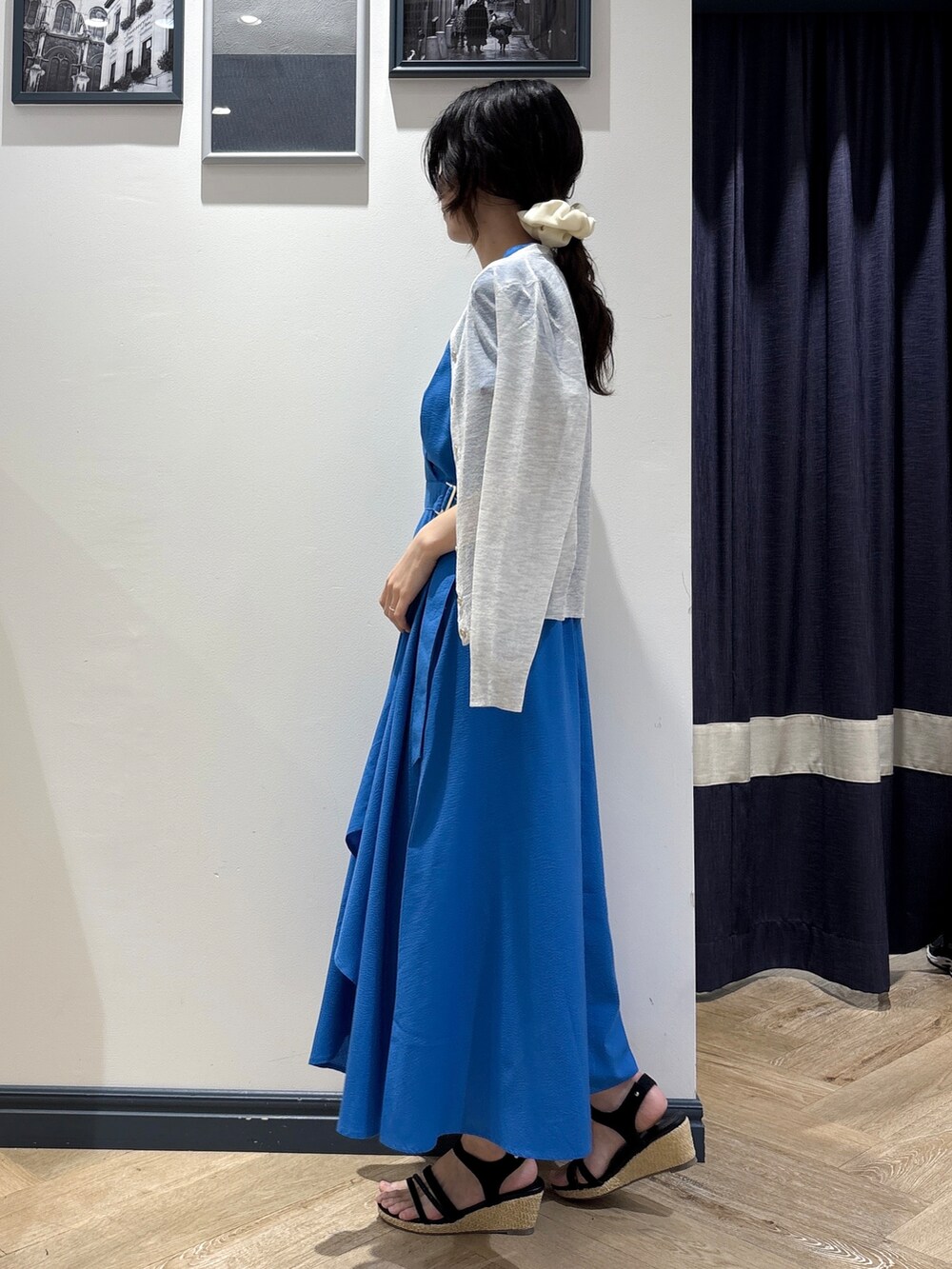 グレー系のカーディガン/ボレロ、ブルー系のワンピース、シルバー系のネックレスを着用したレディースの夏コーディネートの2枚目の写真