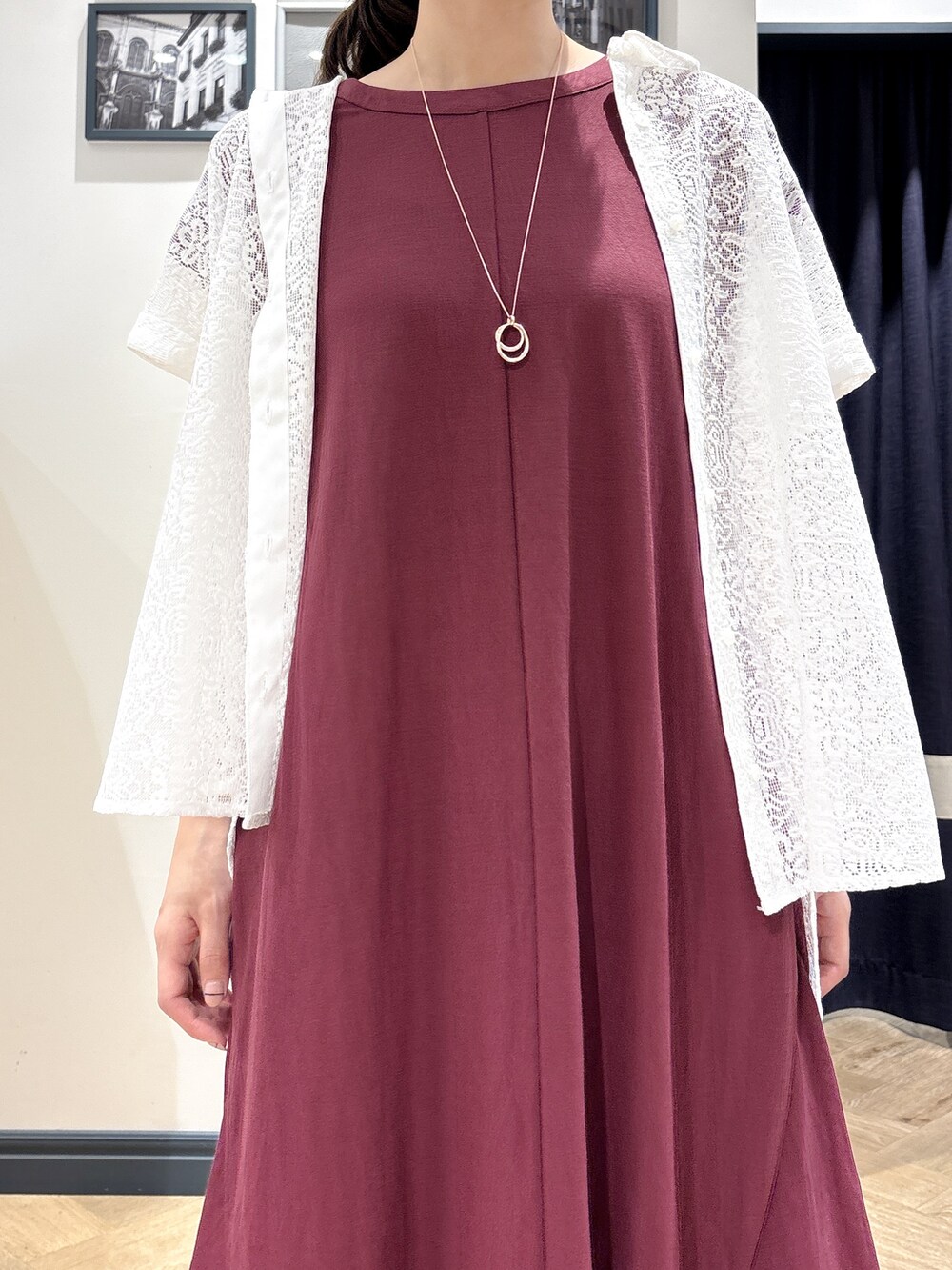 ホワイト系のシャツ/ブラウス、レッド系のワンピース、ゴールド系のネックレスを着用したレディースの夏コーディネートの4枚目の写真